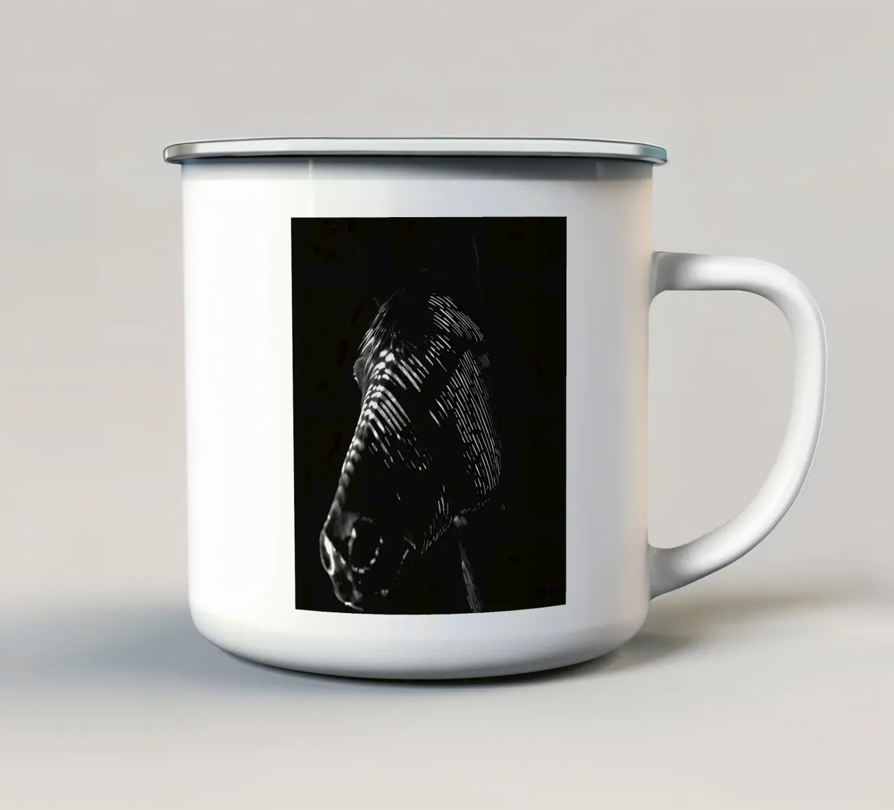Testa di cavallo con linee incise tazza in smalto da DesignDoodle