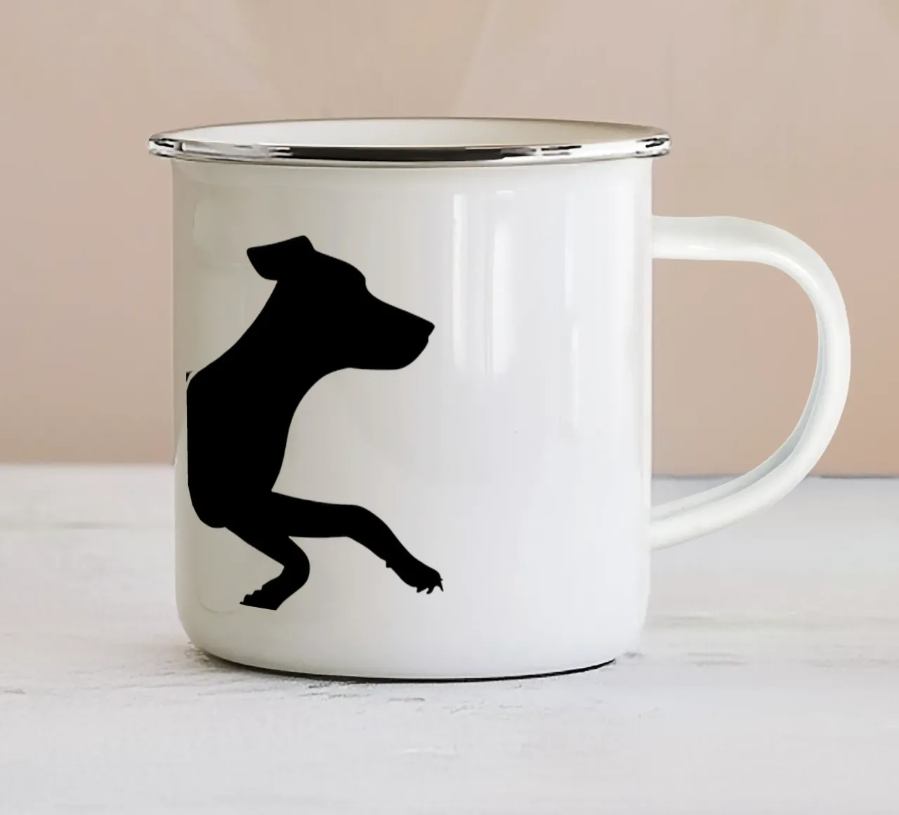 Sagoma di cane nero in corsa tazza in smalto da DesignDoodle
