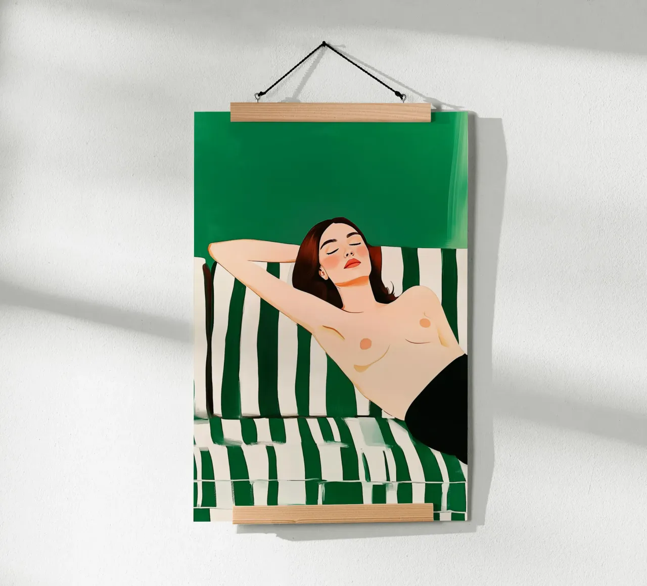 Nudo nel verde | Giovane donna quasi nuda poster con telaio in legno da Autofocus