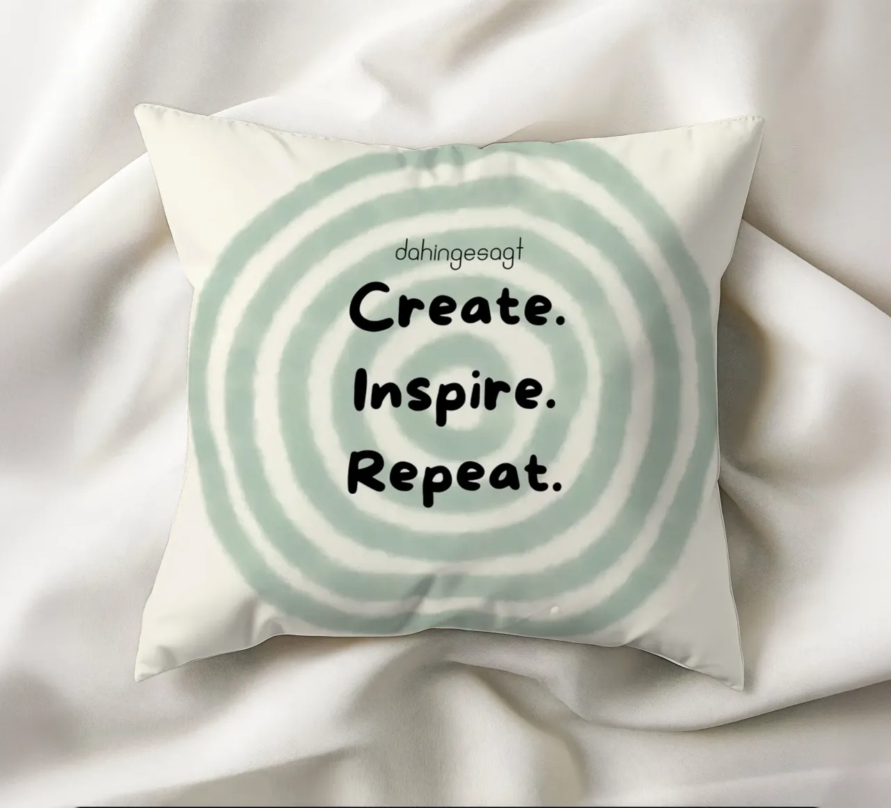 Create.Inspire.Repeat cuscino da AESTHETIC VIBES by Isabel