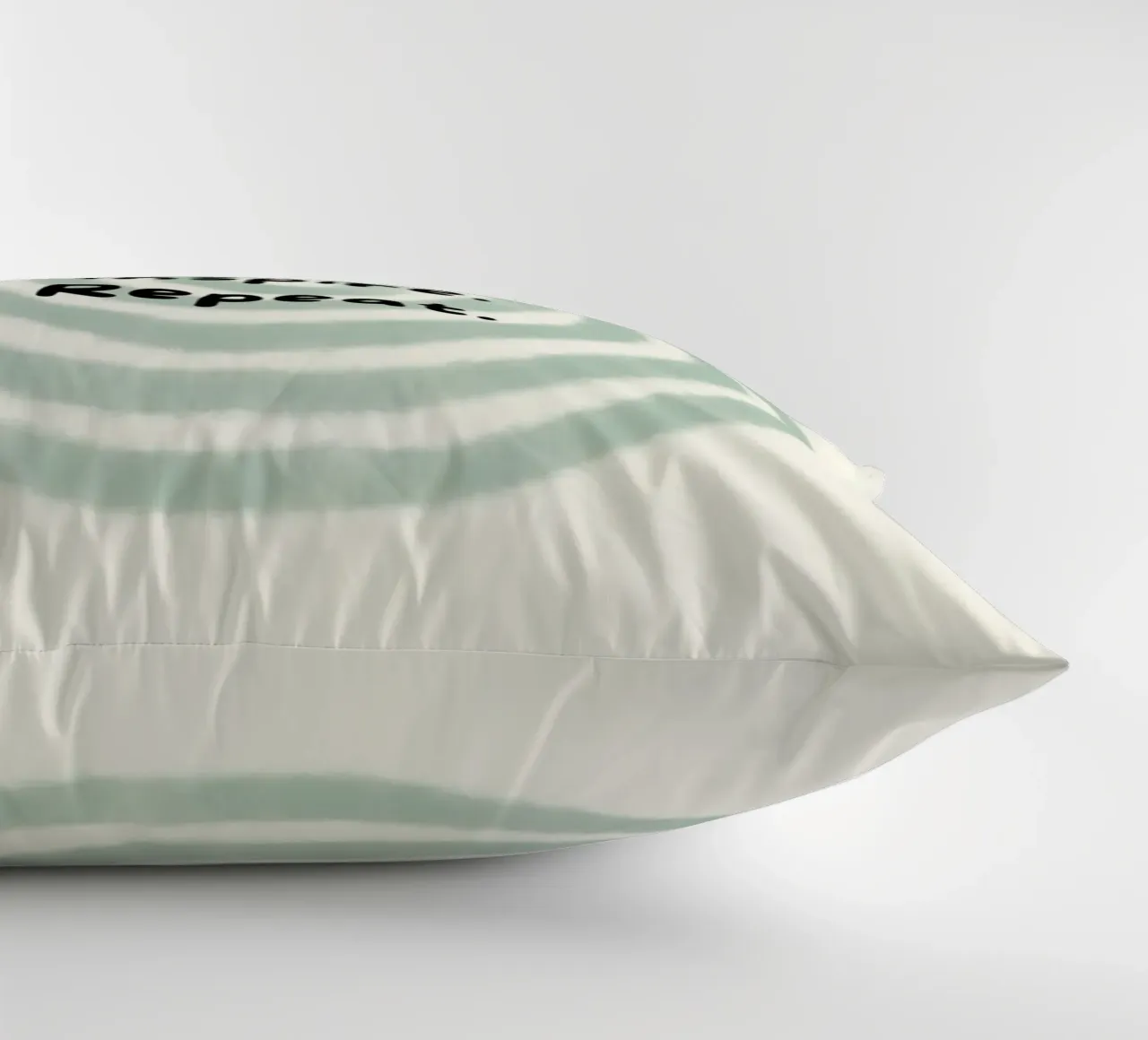 Create.Inspire.Repeat cuscino da AESTHETIC VIBES by Isabel