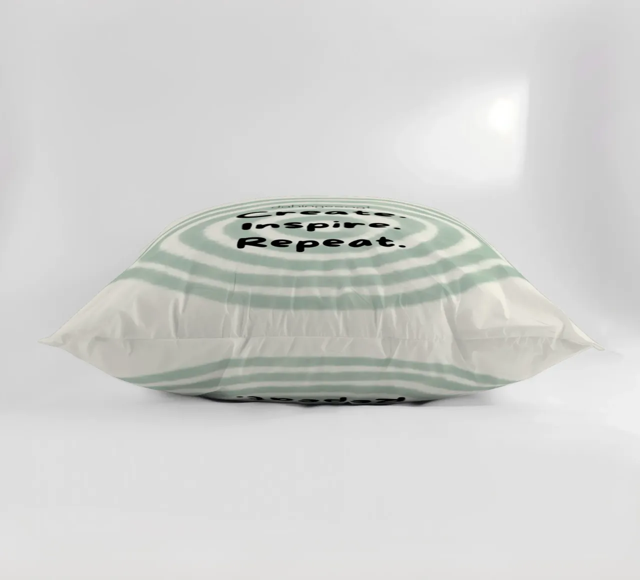 Create.Inspire.Repeat cuscino da AESTHETIC VIBES by Isabel