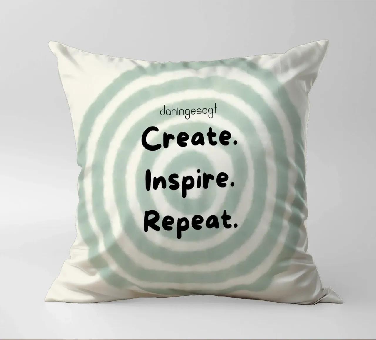 Create.Inspire.Repeat cuscino da AESTHETIC VIBES by Isabel