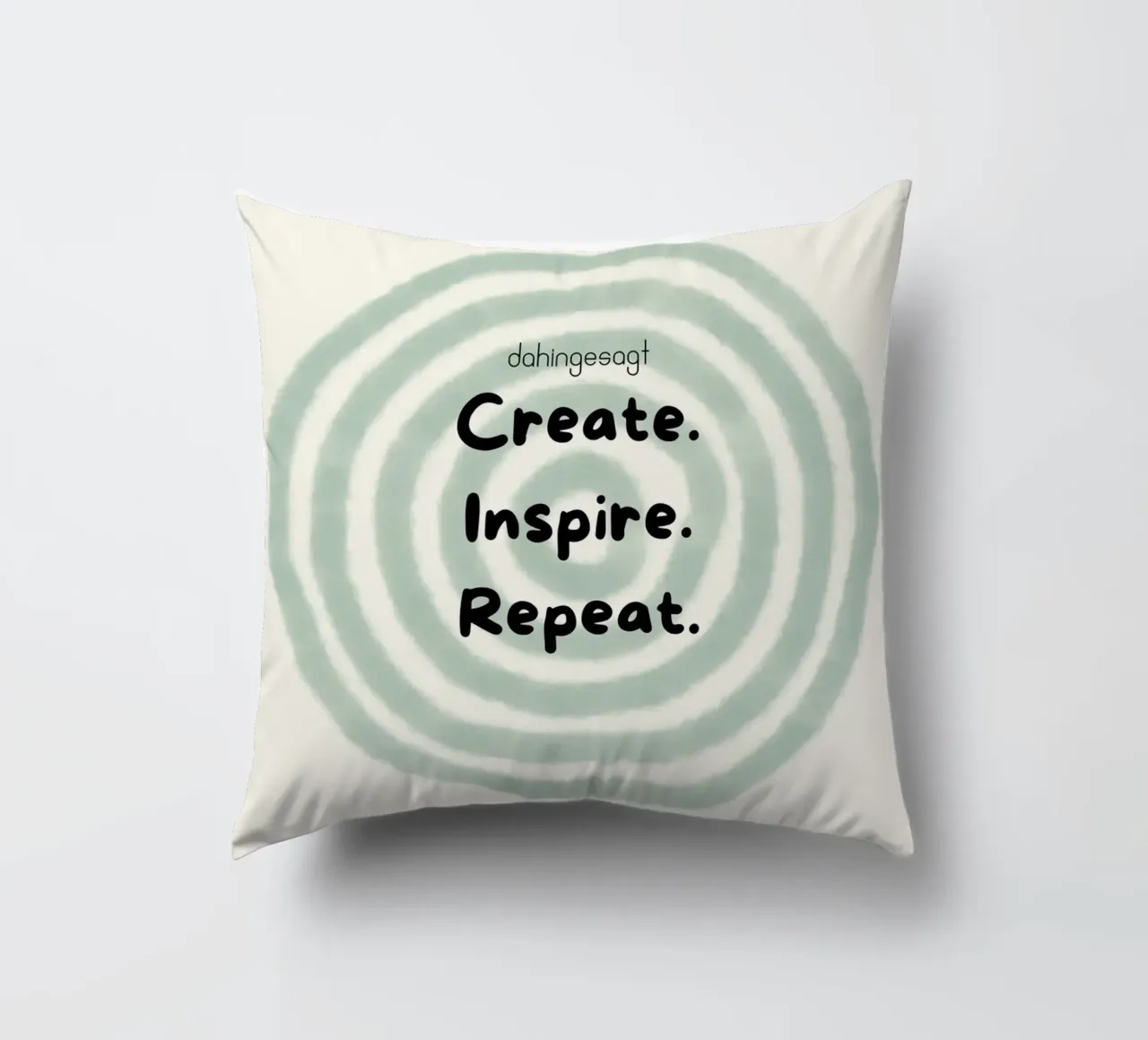 Create.Inspire.Repeat cuscino da AESTHETIC VIBES by Isabel