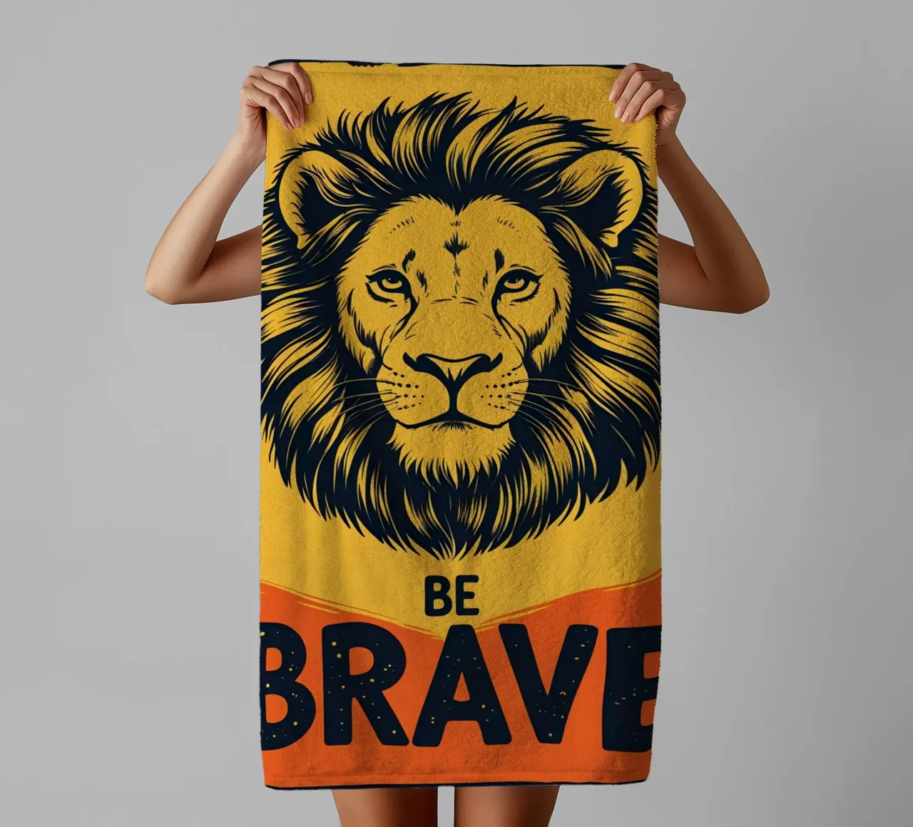 Löwenkopf mit BE BRAVE Handtuch von DesignDoodle