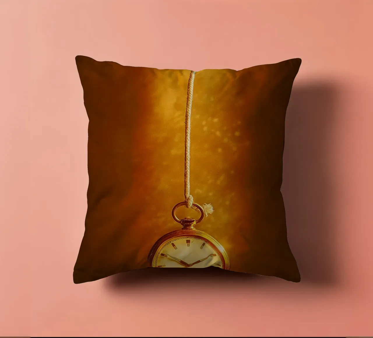 un orologio appeso a una corda quasi rotta cuscino da PASMING