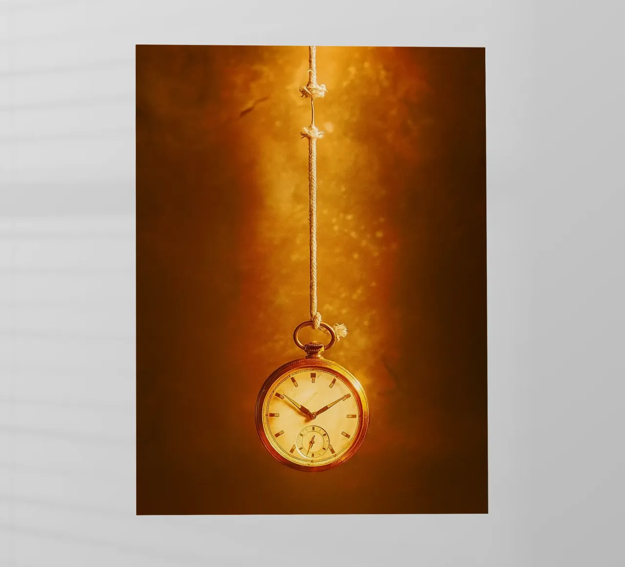 un orologio appeso a una corda quasi rotta pellicola backlit da PASMING