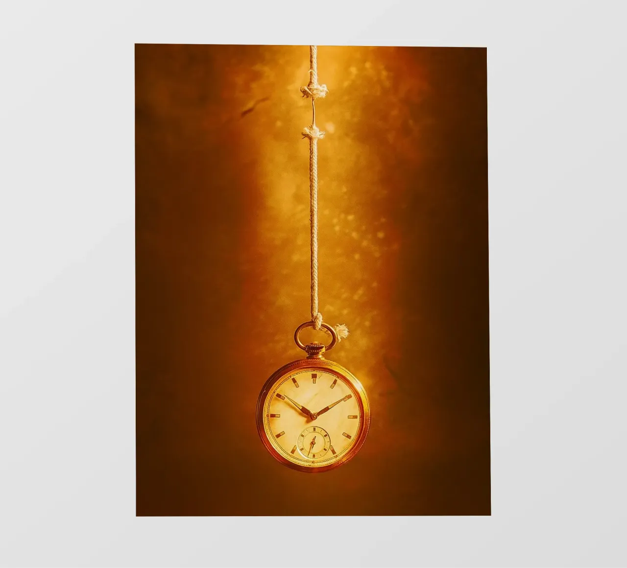 un orologio appeso a una corda quasi rotta pellicola backlit da PASMING