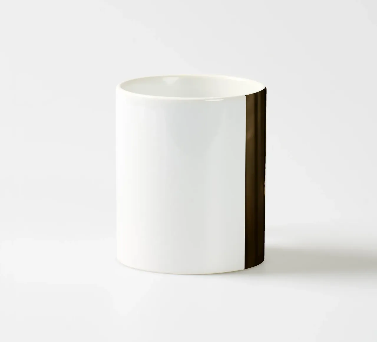 una chiave appesa a una vecchia porta tazza in ceramica da PASMING