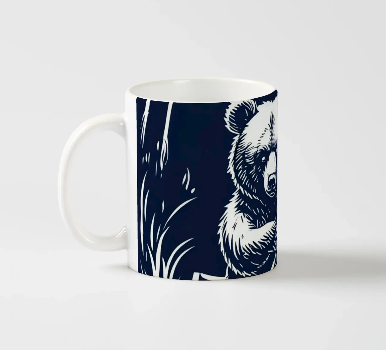 Pesca con l'orso in barca tazza in ceramica da DesignDoodle