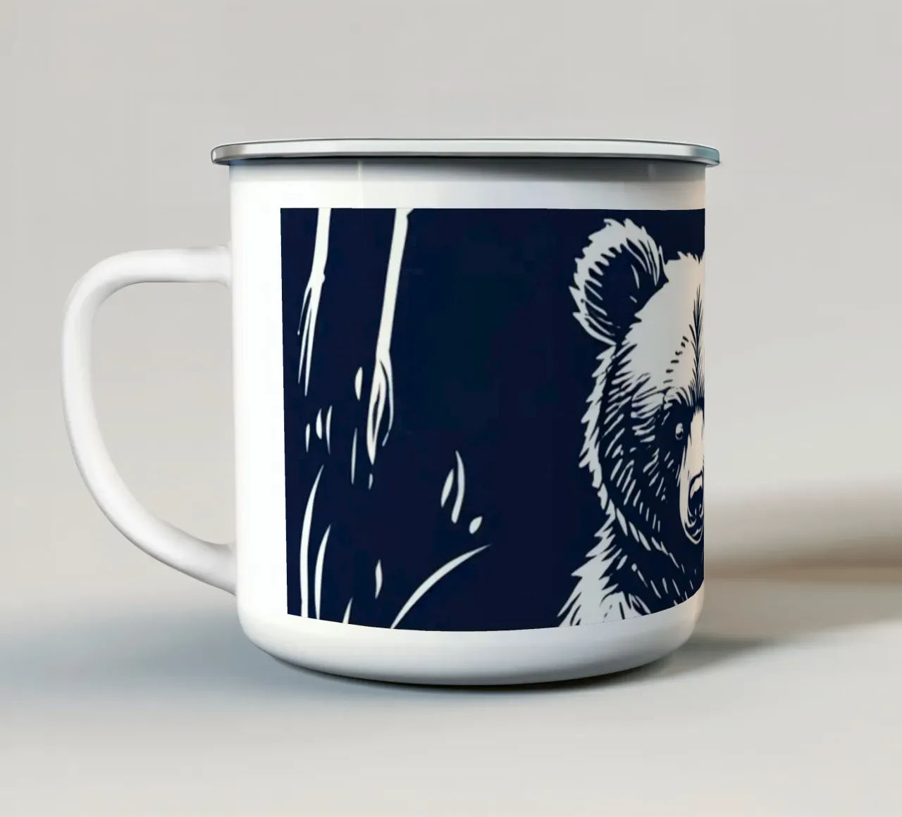 Pesca con l'orso in barca tazza in smalto da DesignDoodle
