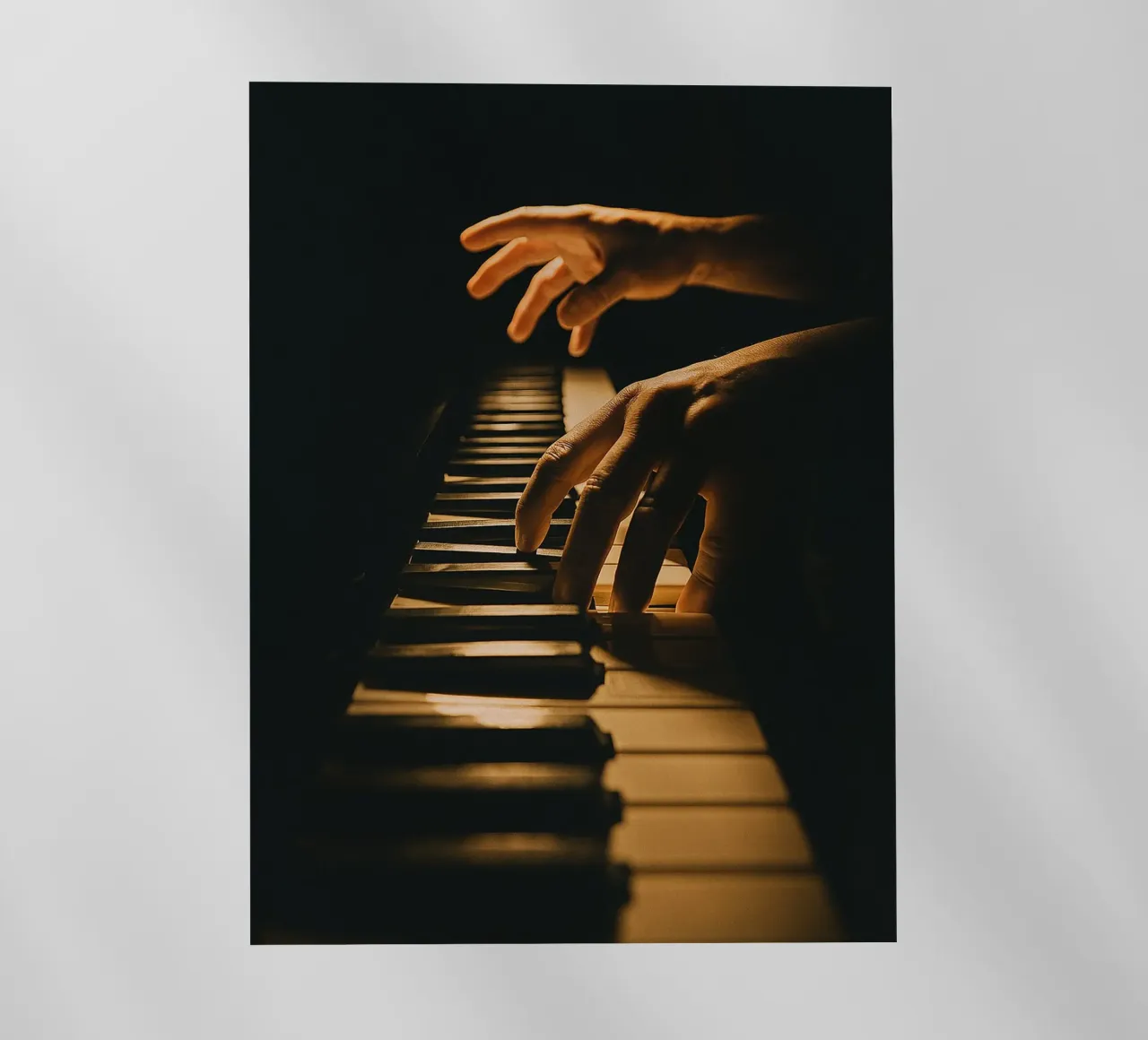 mani sul pianoforte pellicola backlit da PASMING