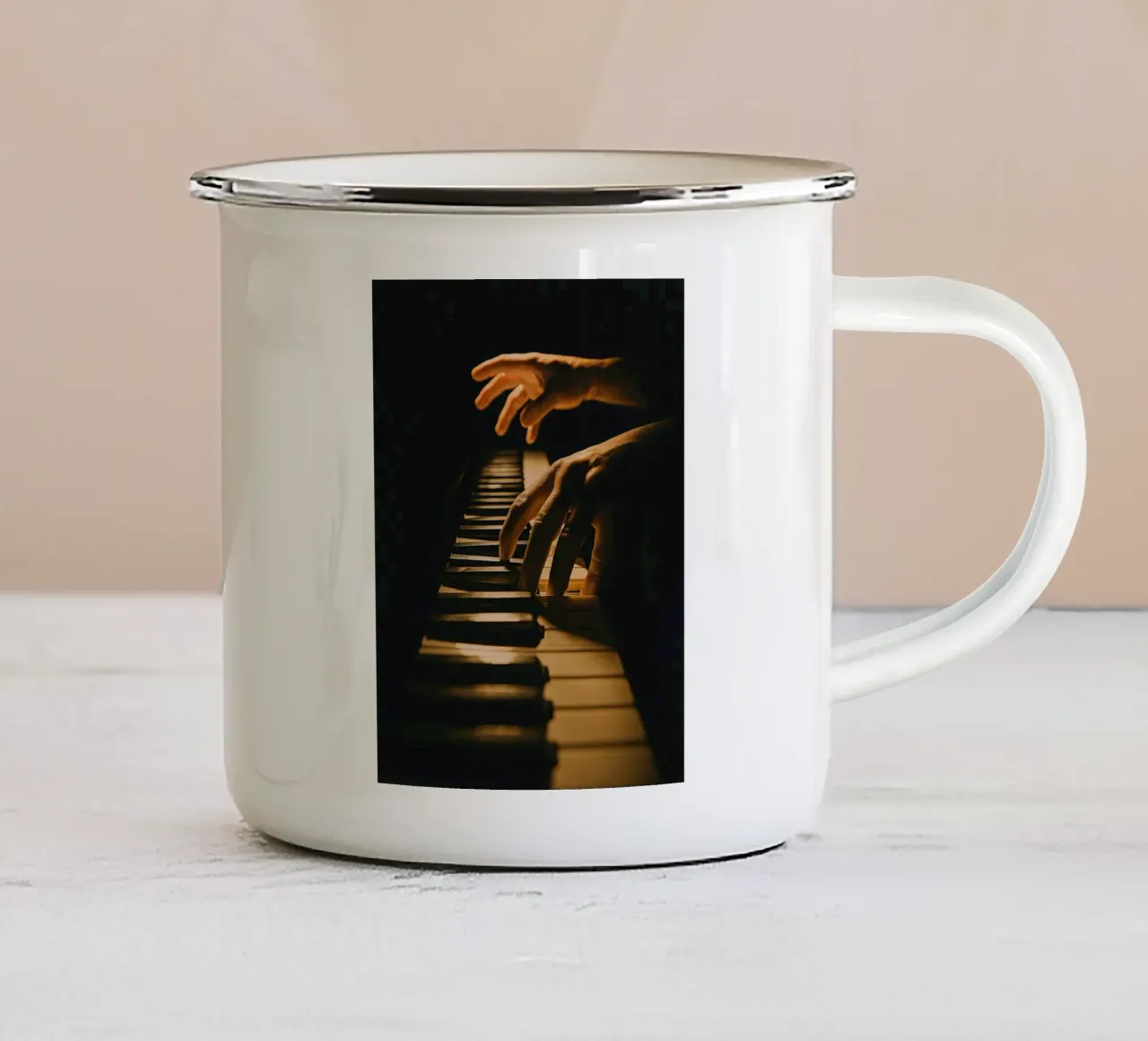 mani sul pianoforte tazza in smalto da PASMING