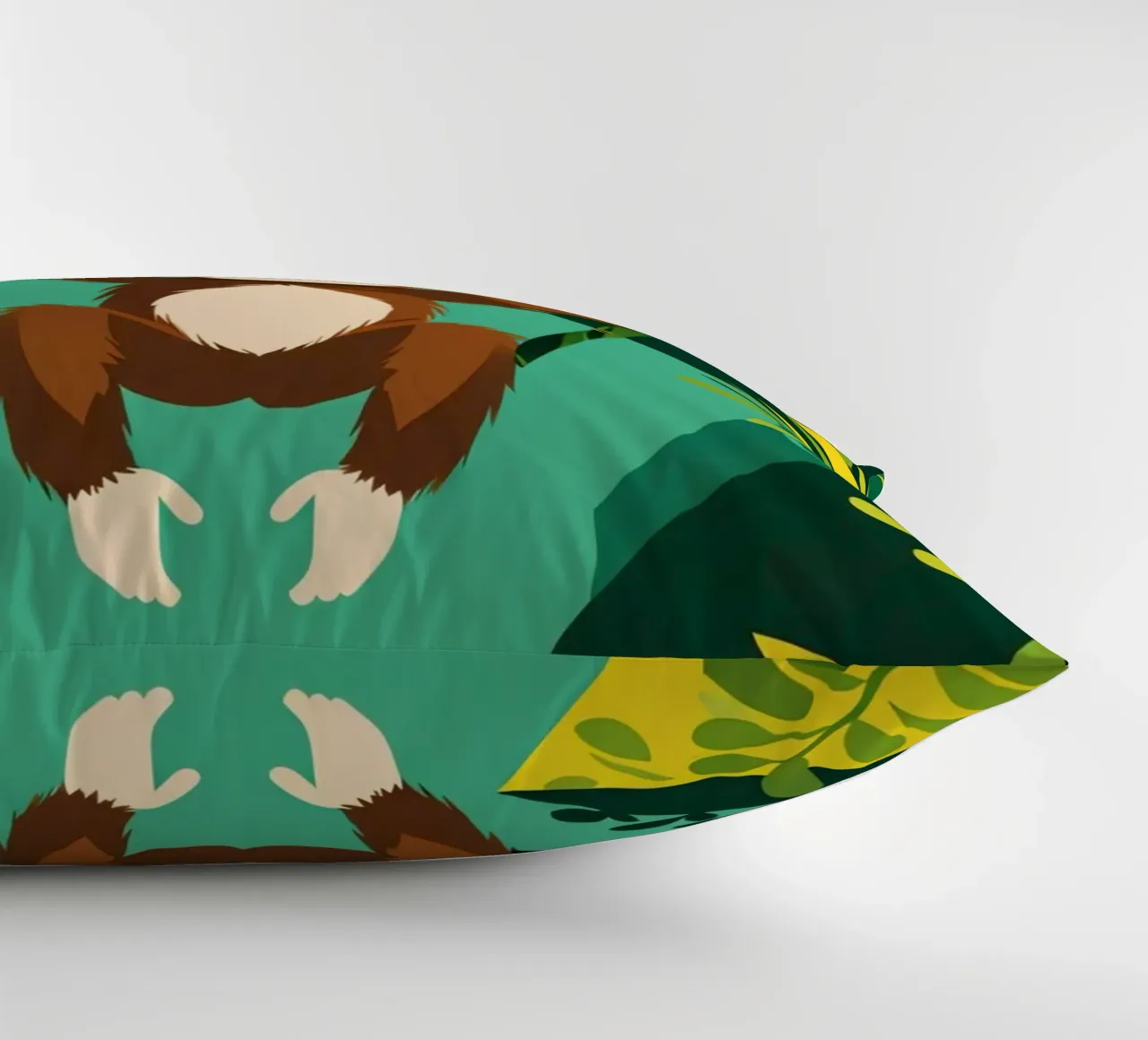 Scimmia felice appesa a una vite con fogliame cuscino da DesignDoodle