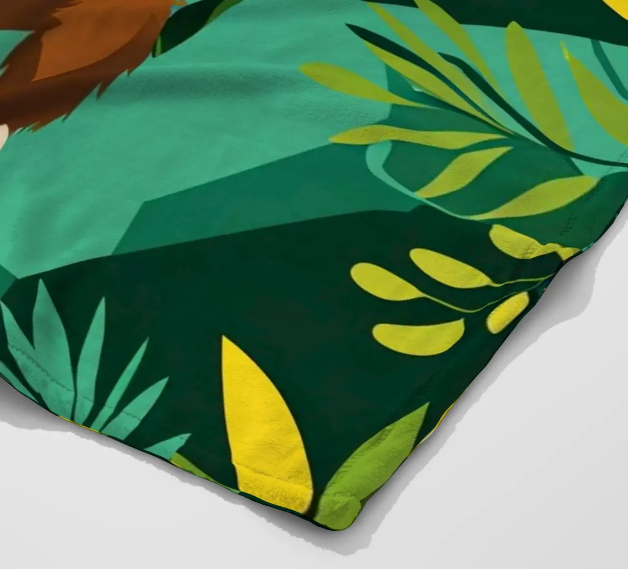 Scimmia felice appesa a una vite con fogliame coperta in pile da DesignDoodle