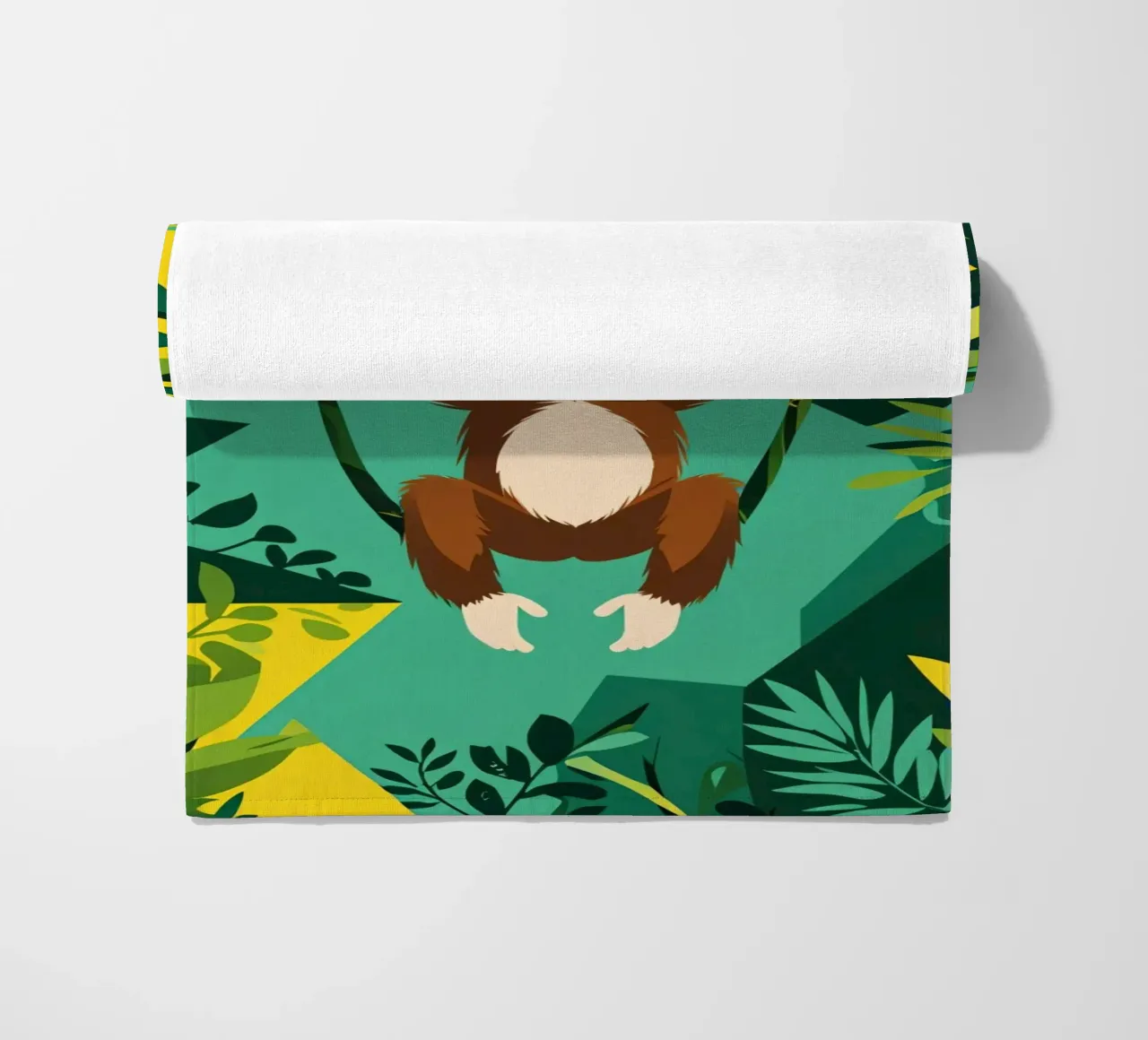 Scimmia felice appesa a una vite con fogliame telo mare da DesignDoodle