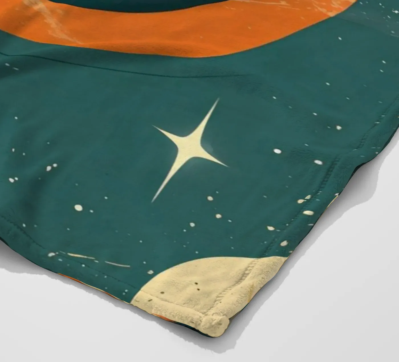 Retro Rocket Launch Through Celestial Ring fleecedeken van DesignDoodle