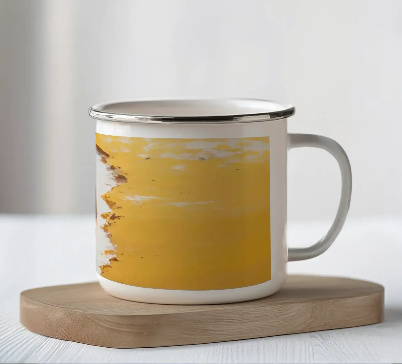 Donna che cammina su una spiaggia innevata tazza in smalto da DesignDoodle