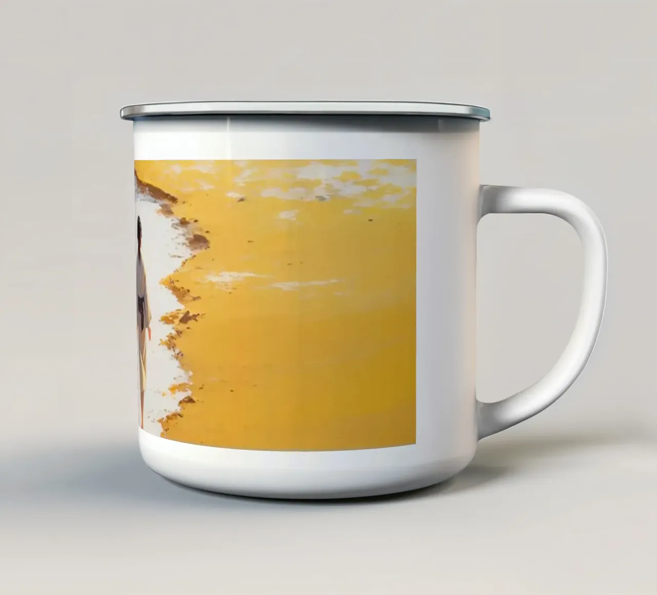 Donna che cammina su una spiaggia innevata tazza in smalto da DesignDoodle