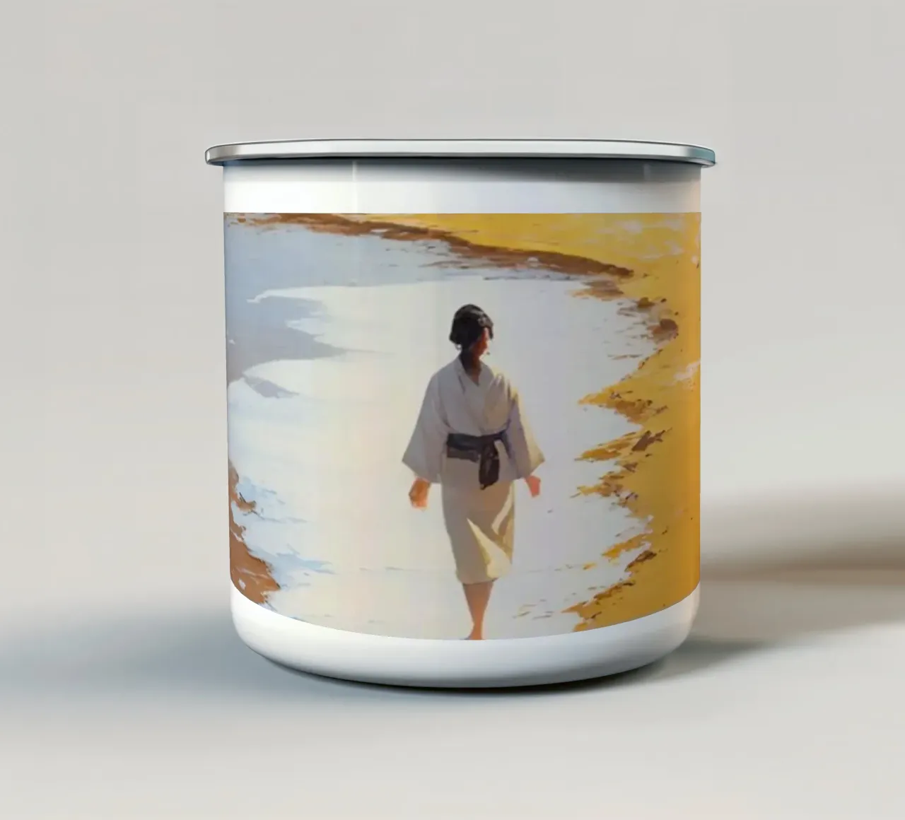 Donna che cammina su una spiaggia innevata tazza in smalto da DesignDoodle