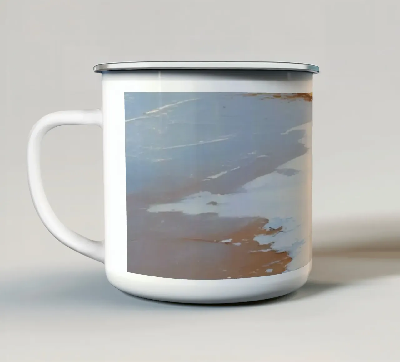 Donna che cammina su una spiaggia innevata tazza in smalto da DesignDoodle