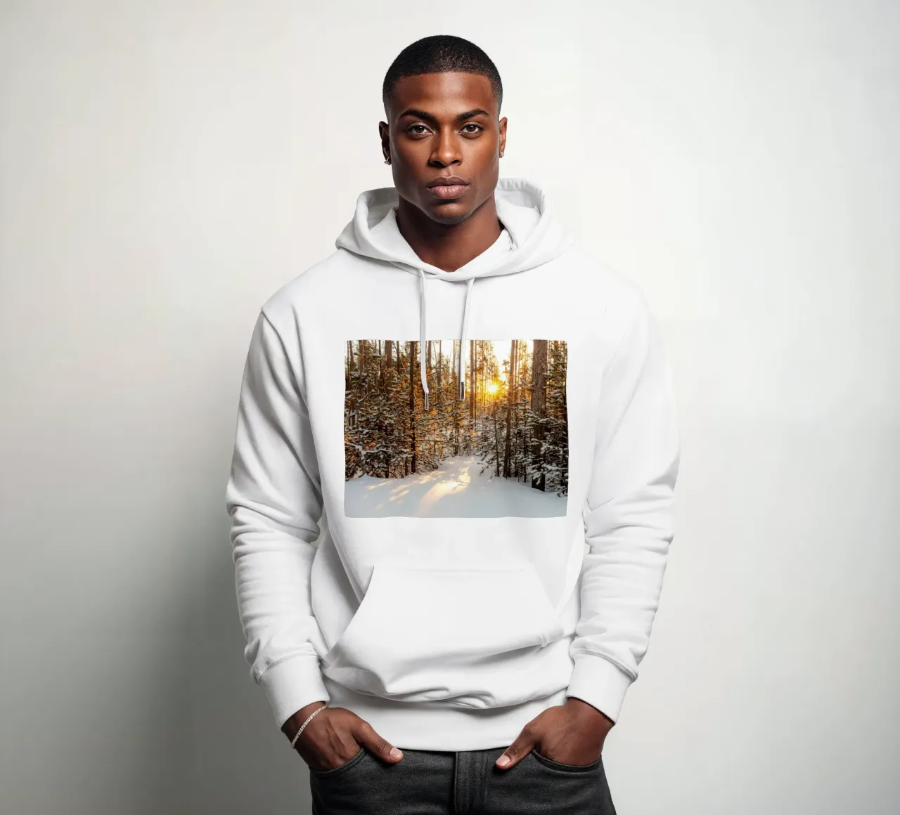 Sunrise in the Snowy Forest, Winter Landscape felpa con cappuccio da stunningphotos