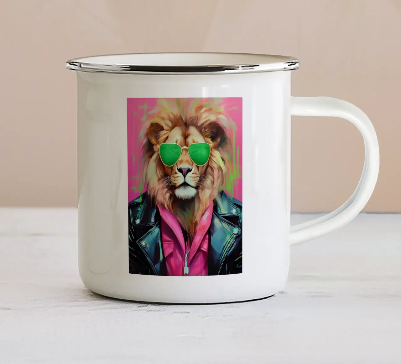 Ritratto fresco leone popart con giacca di pelle tazza in smalto da Take Your Art BV