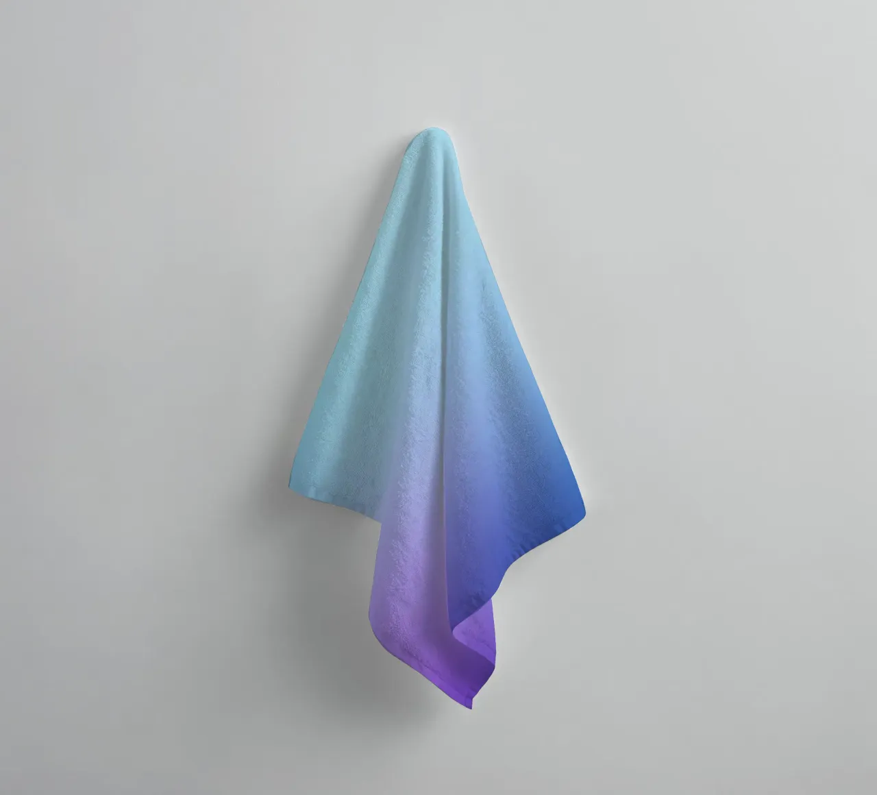 Blauw Violet Kleurverloop Dromerig Minimal Abstract Kleur badhanddoek van Modern Muse