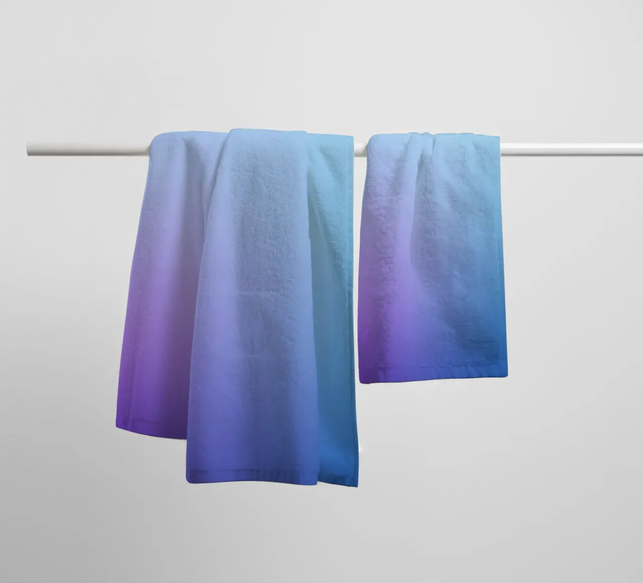 Blauw Violet Kleurverloop Dromerig Minimal Abstract Kleur badhanddoek van Modern Muse