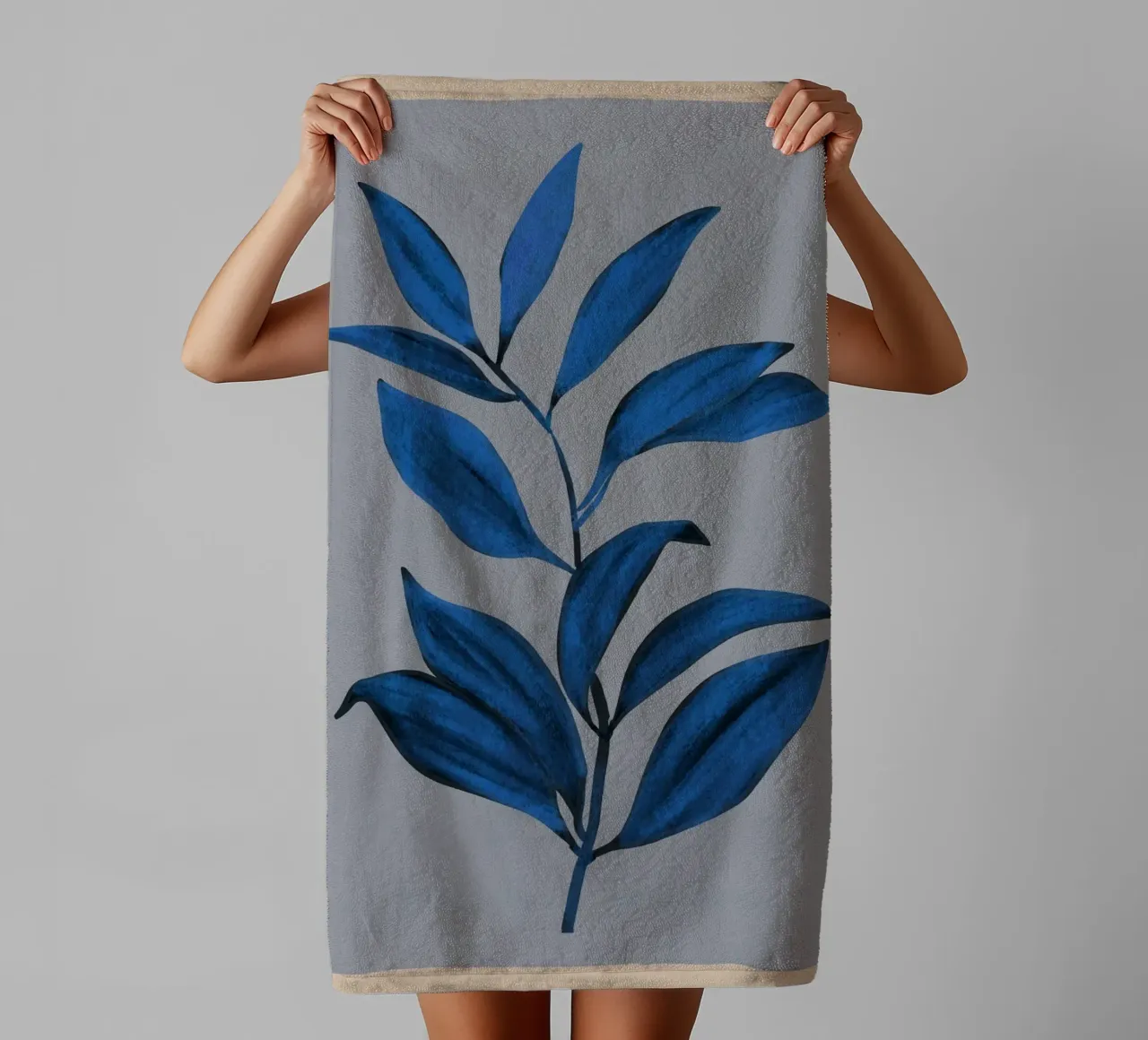 Blauer Zweig Handtuch von M.A.Z.U.N.