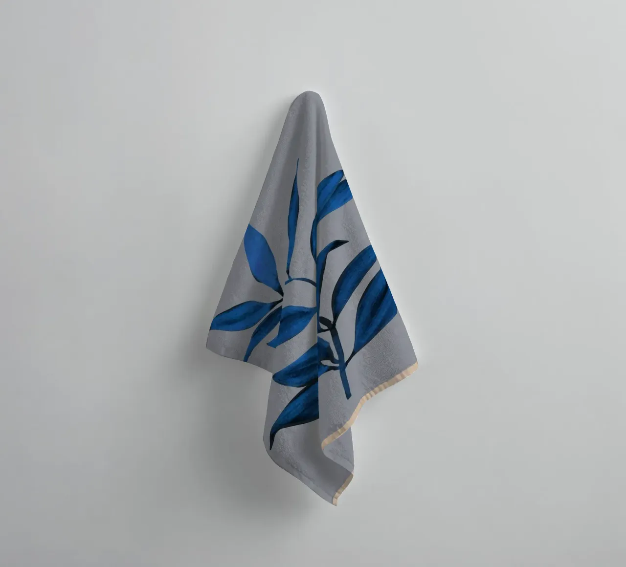 Blauer Zweig Handtuch von M.A.Z.U.N.