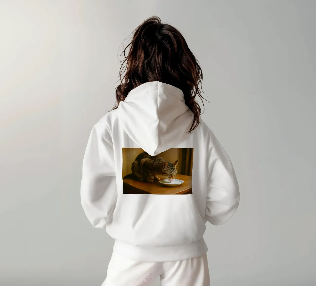 gatto beve latte felpa con cappuccio da tamarind