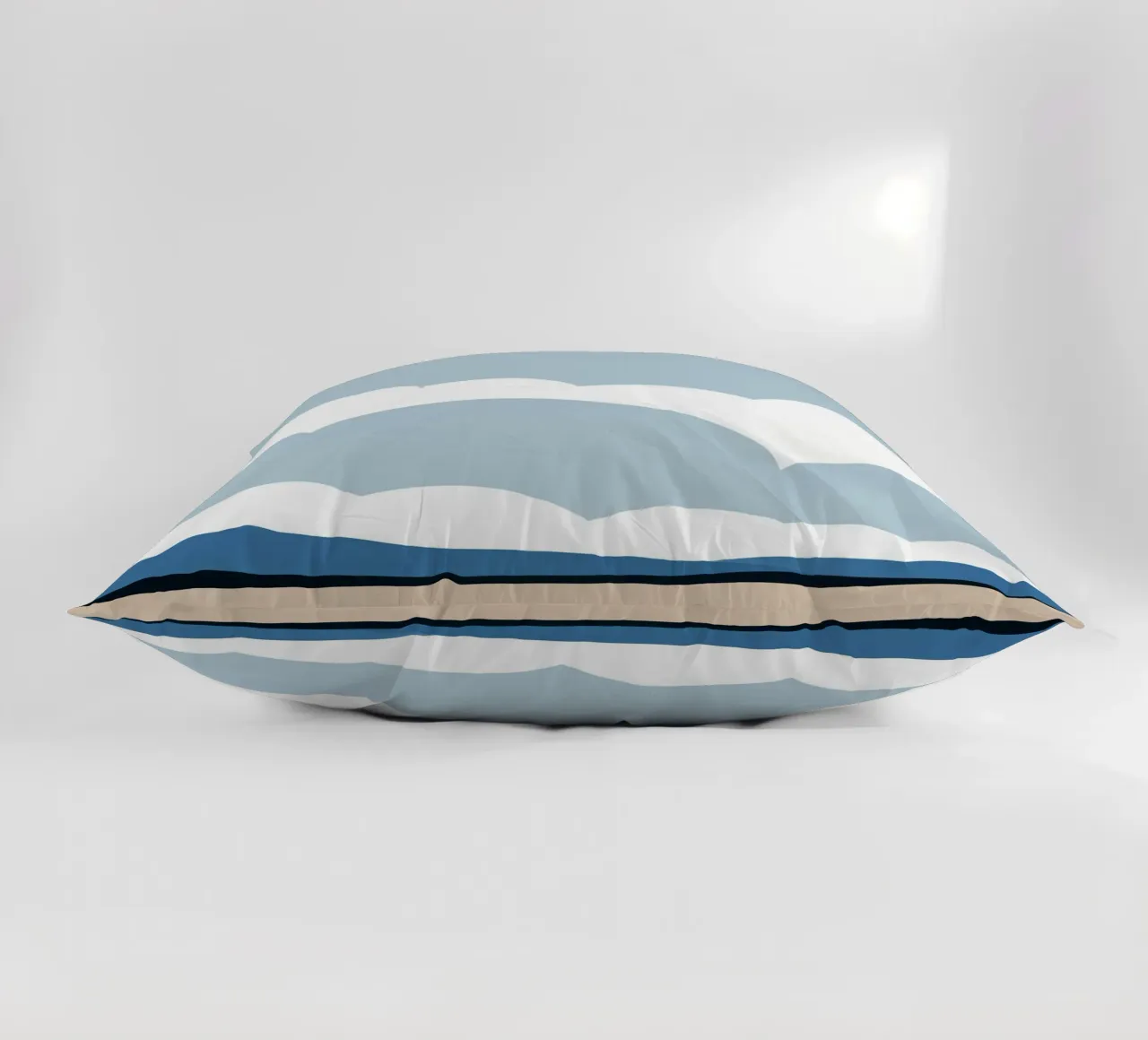 Semplice linea orizzontale che divide la composizione cuscino da LIFESTYLE OBJECTS
