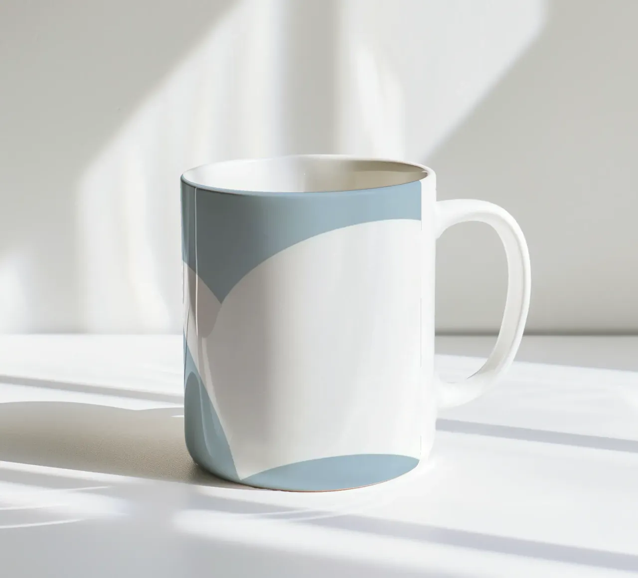 Semplice linea orizzontale che divide la composizione tazza in ceramica da LIFESTYLE OBJECTS