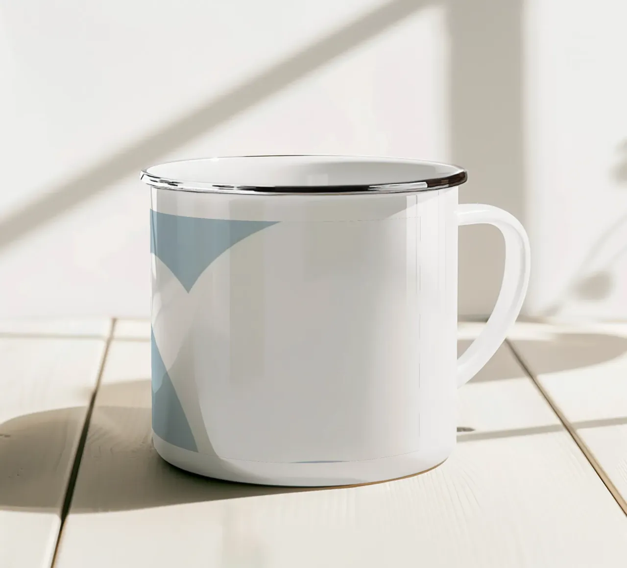 Semplice linea orizzontale che divide la composizione tazza in smalto da LIFESTYLE OBJECTS