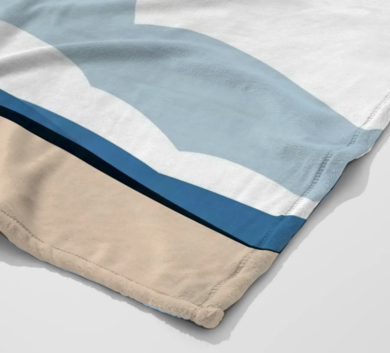 Semplice linea orizzontale che divide la composizione coperta in pile da LIFESTYLE OBJECTS