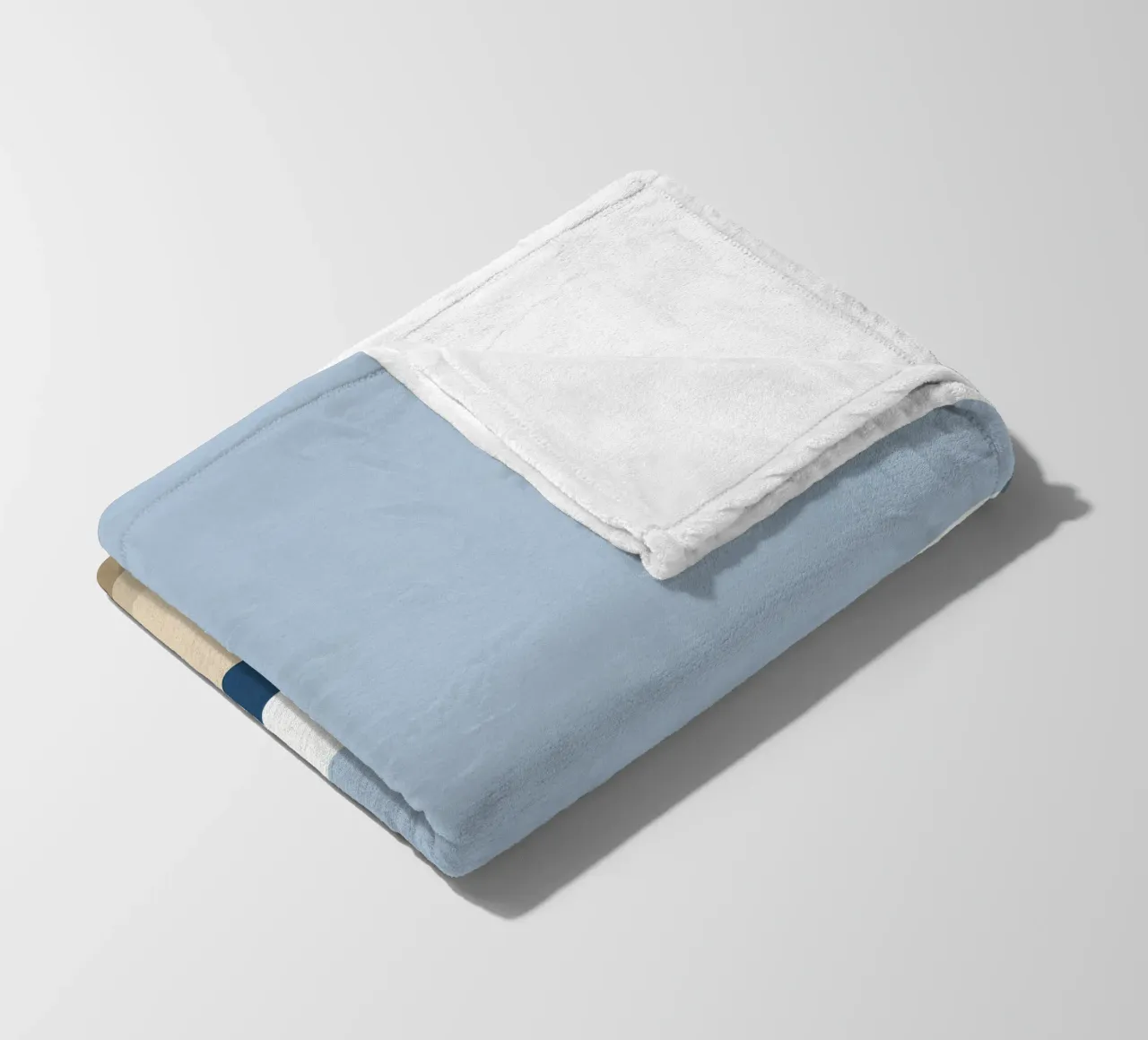 Semplice linea orizzontale che divide la composizione coperta in pile da LIFESTYLE OBJECTS
