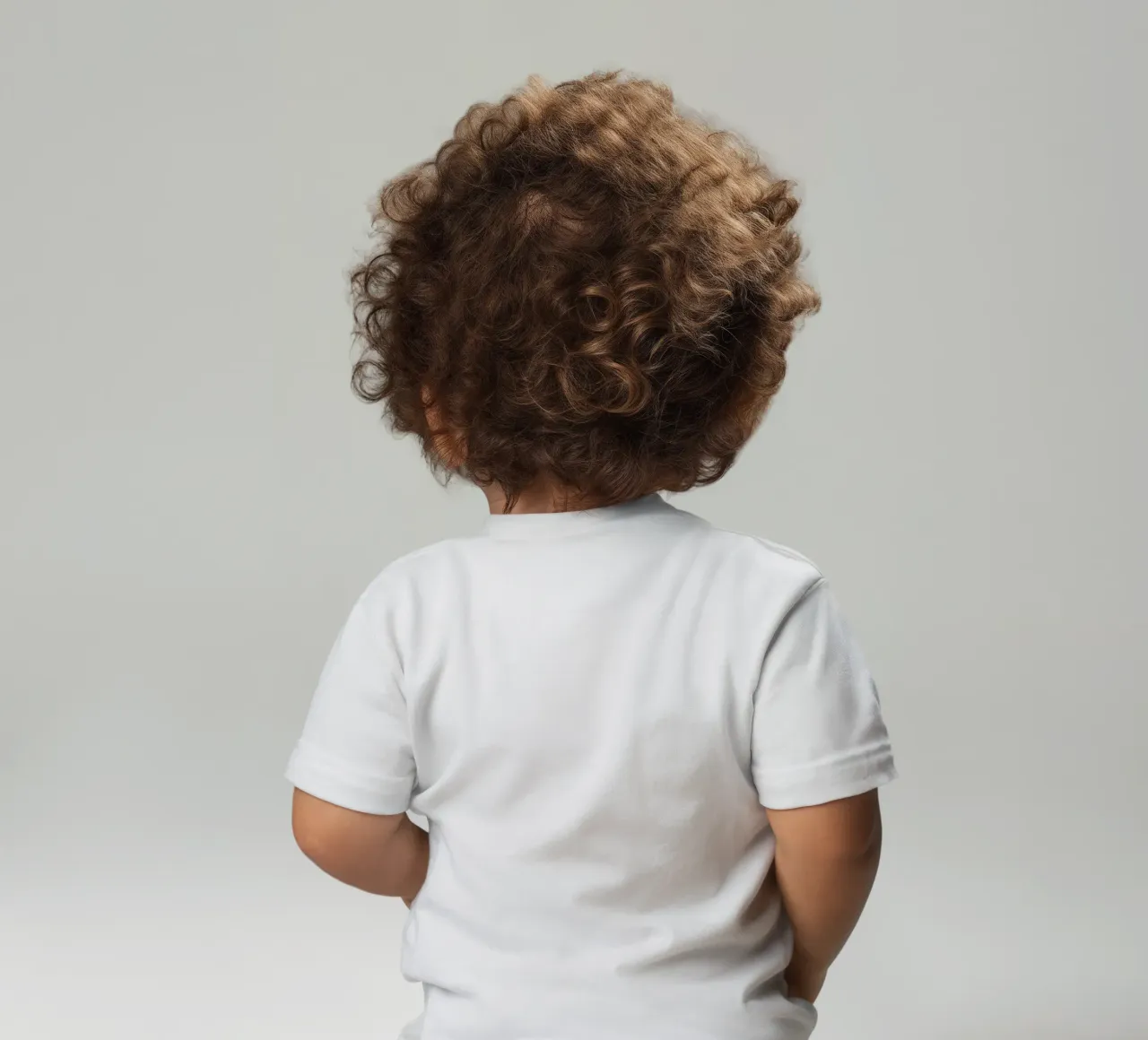 Semplice linea orizzontale che divide la composizione maglietta neonato da LIFESTYLE OBJECTS