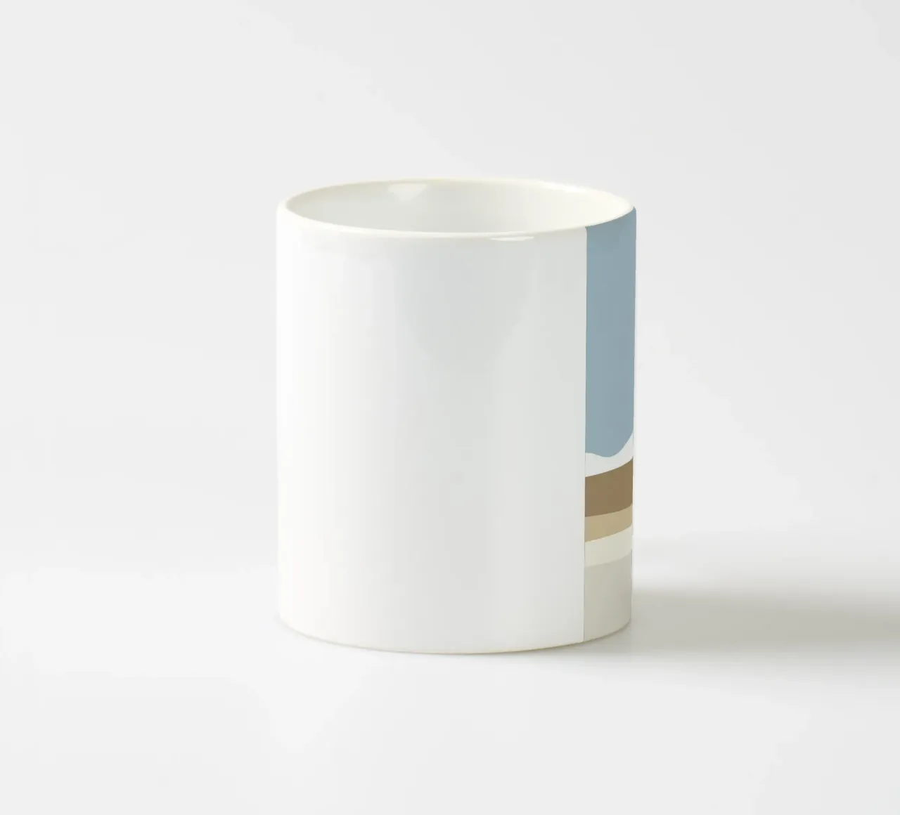 Semplice linea orizzontale che divide la composizione tazza in ceramica da LIFESTYLE OBJECTS