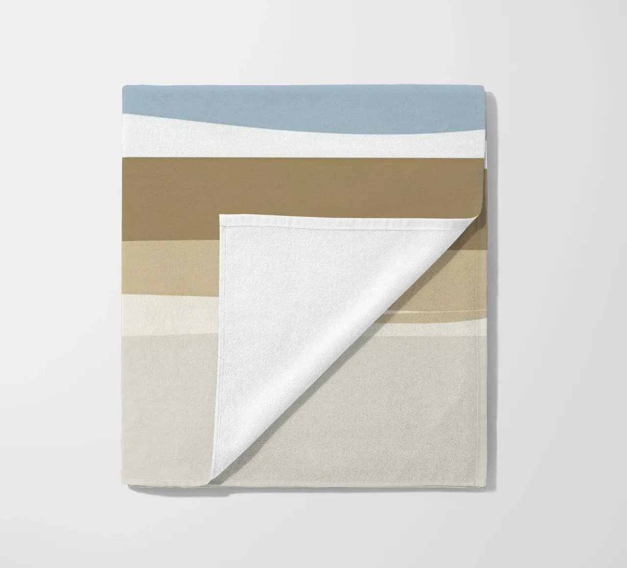 Semplice linea orizzontale che divide la composizione telo mare da LIFESTYLE OBJECTS