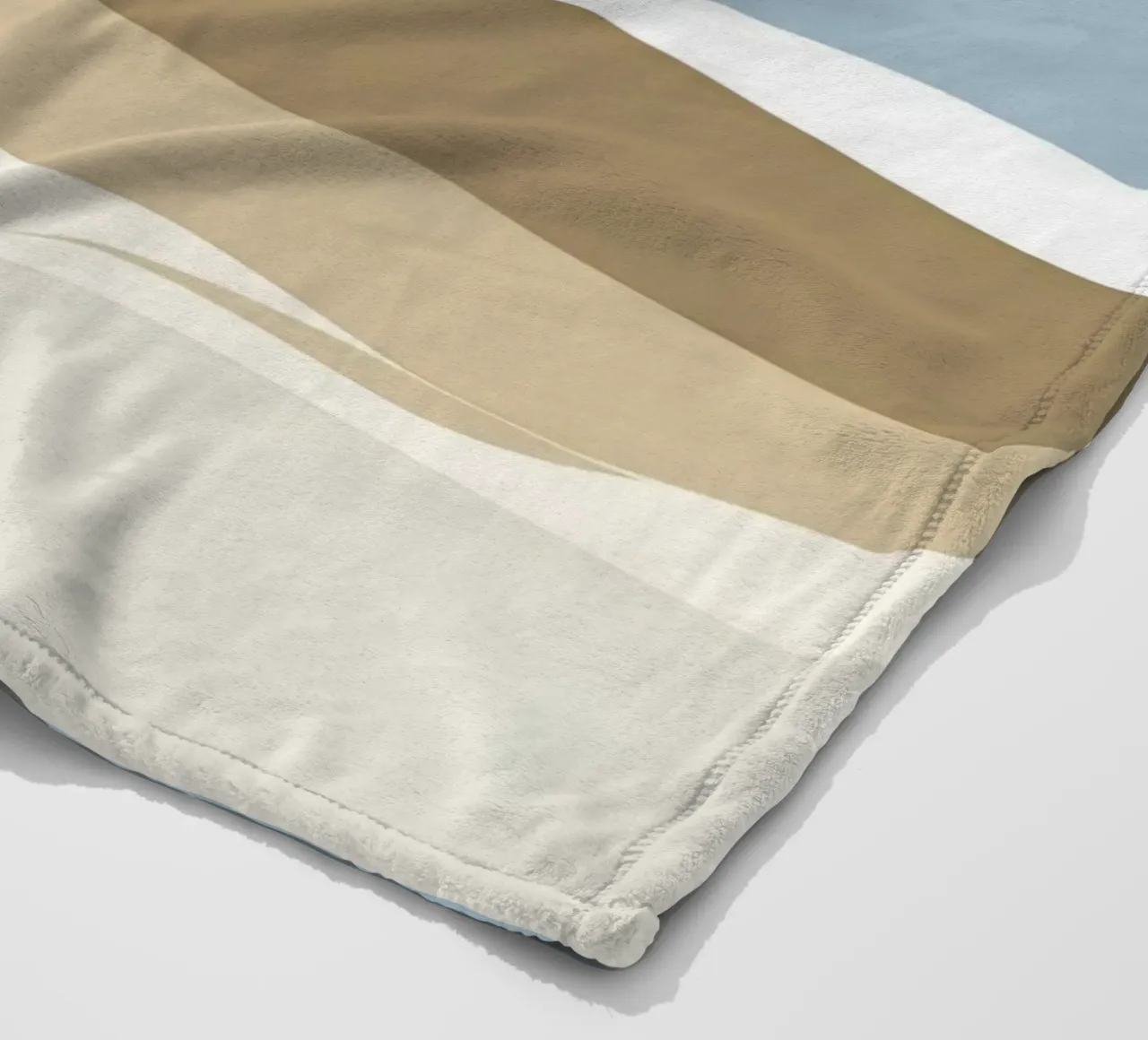 Semplice linea orizzontale che divide la composizione coperta in pile da LIFESTYLE OBJECTS
