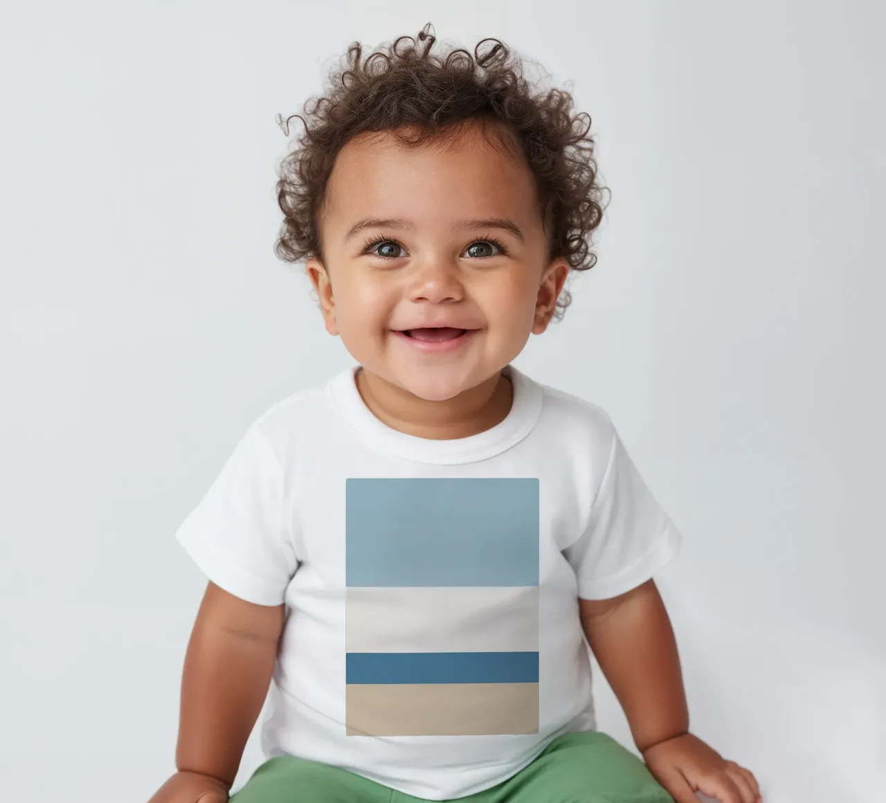 Semplice linea orizzontale che divide la composizione maglietta neonato da LIFESTYLE OBJECTS