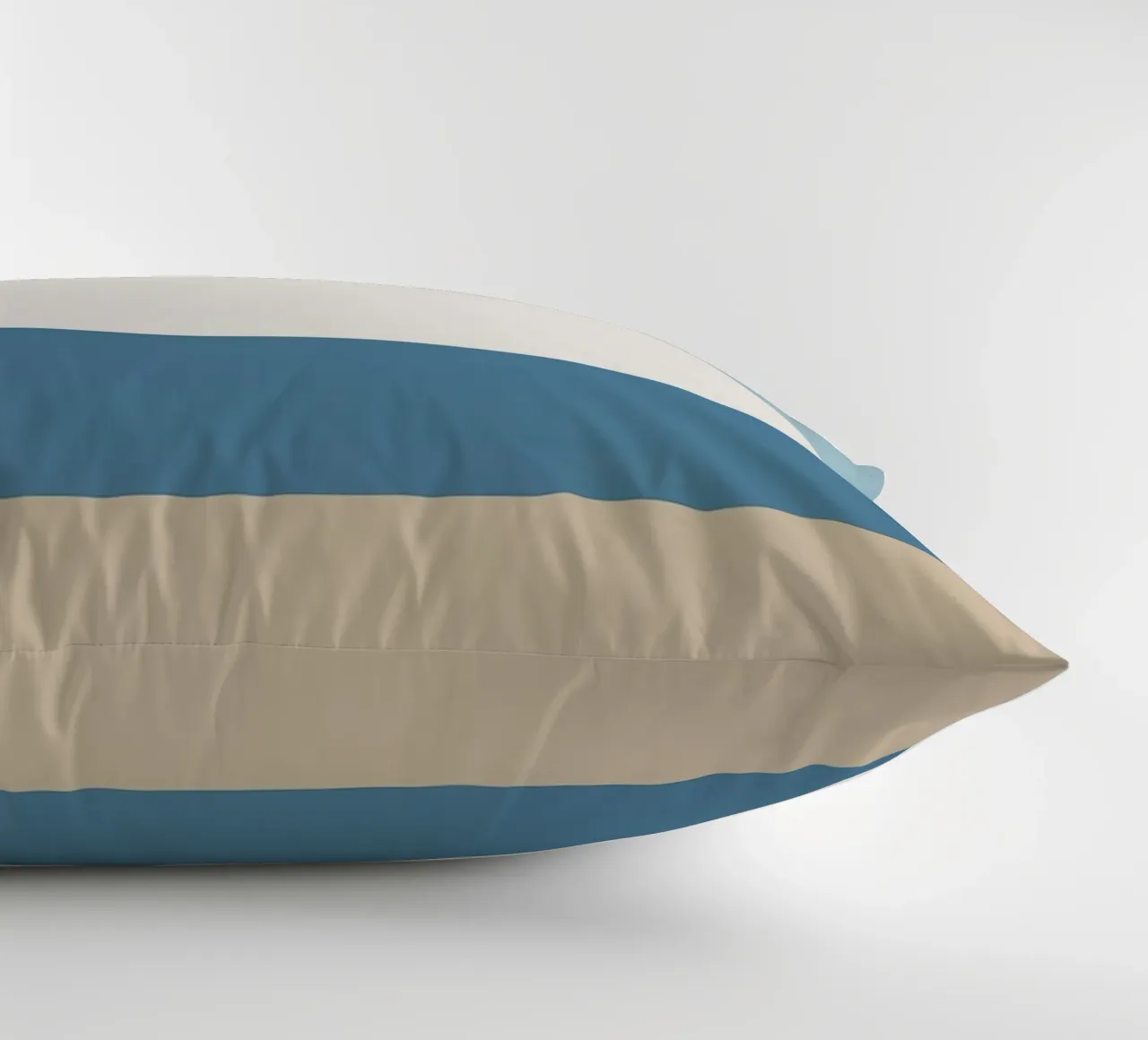 Semplice linea orizzontale che divide la composizione cuscino da LIFESTYLE OBJECTS