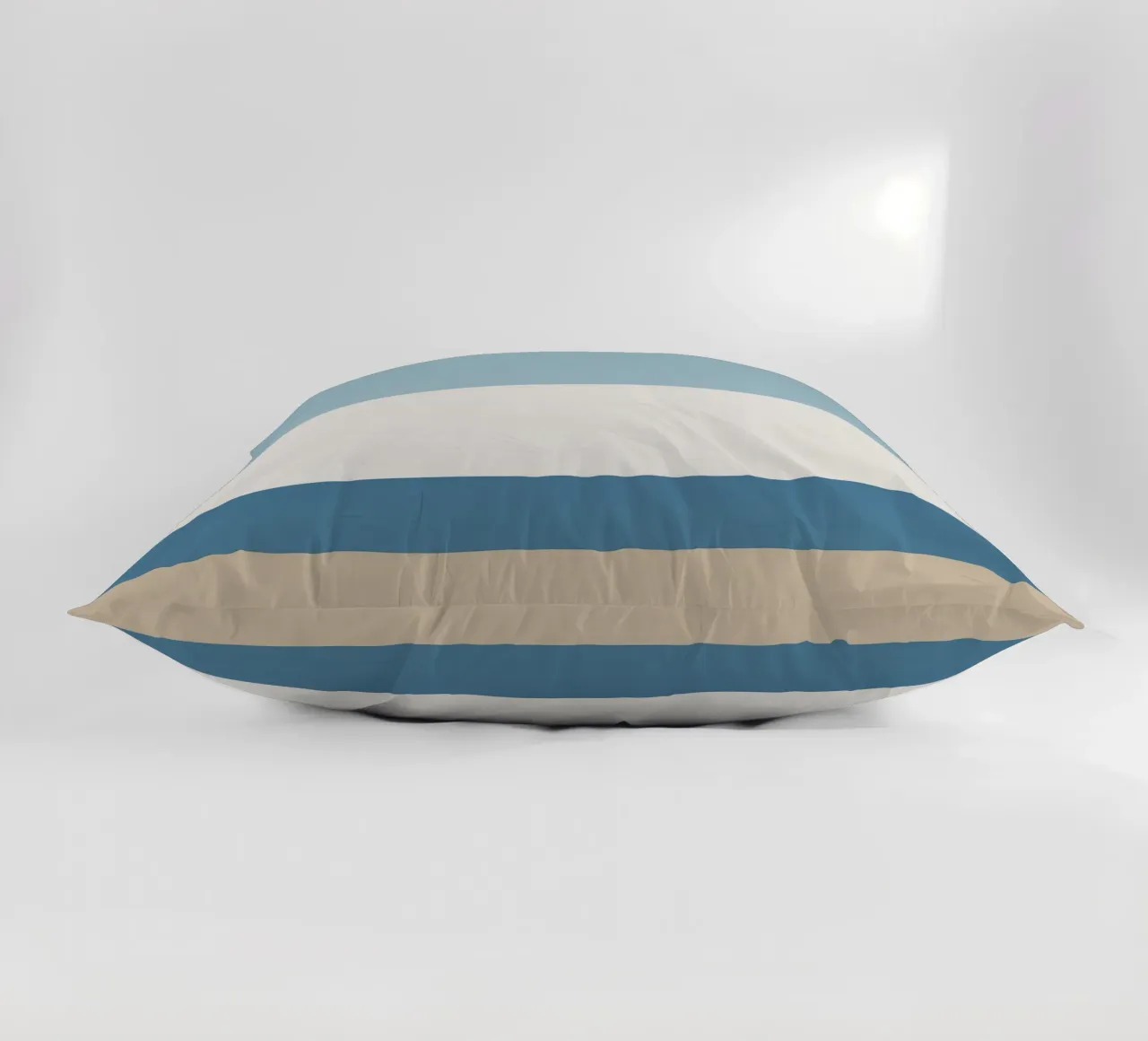Semplice linea orizzontale che divide la composizione cuscino da LIFESTYLE OBJECTS