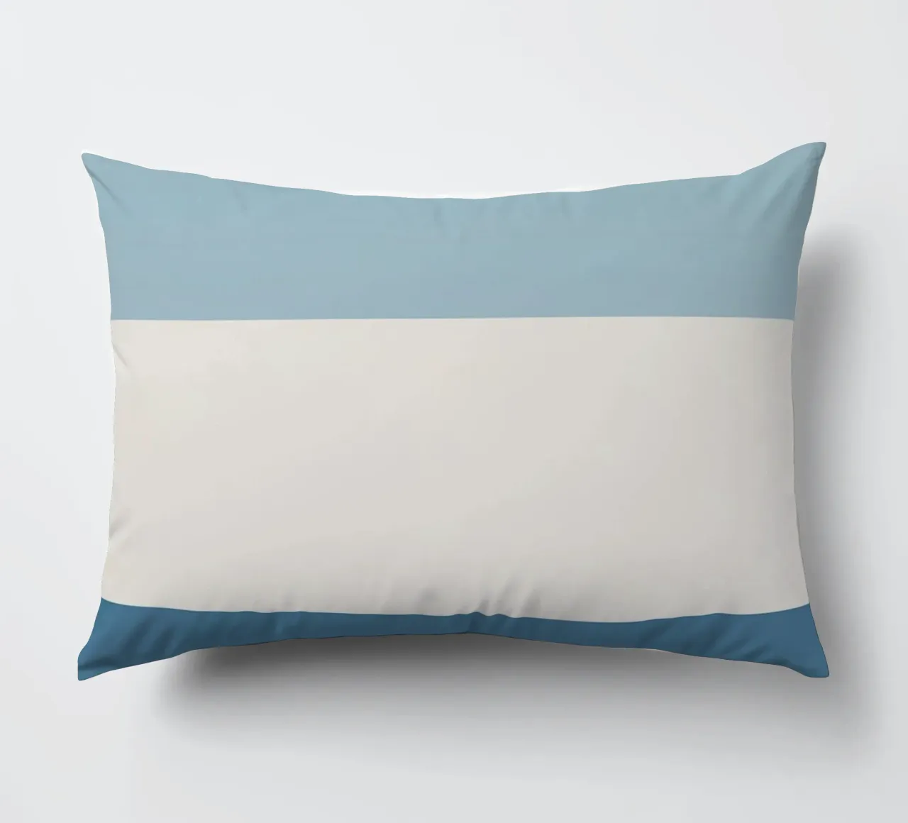 Semplice linea orizzontale che divide la composizione cuscino da LIFESTYLE OBJECTS