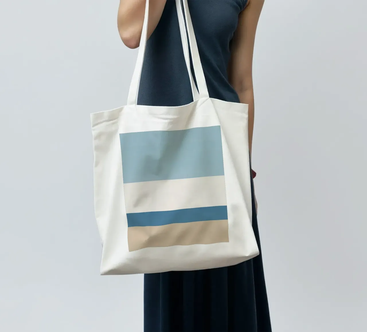 Semplice linea orizzontale che divide la composizione borsa in juta da LIFESTYLE OBJECTS