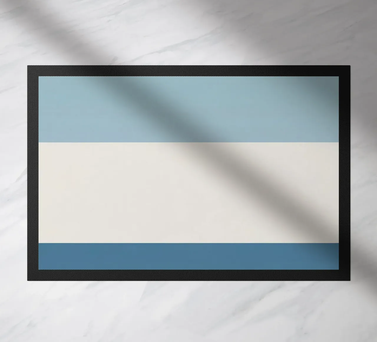 Semplice linea orizzontale che divide la composizione zerbino da LIFESTYLE OBJECTS