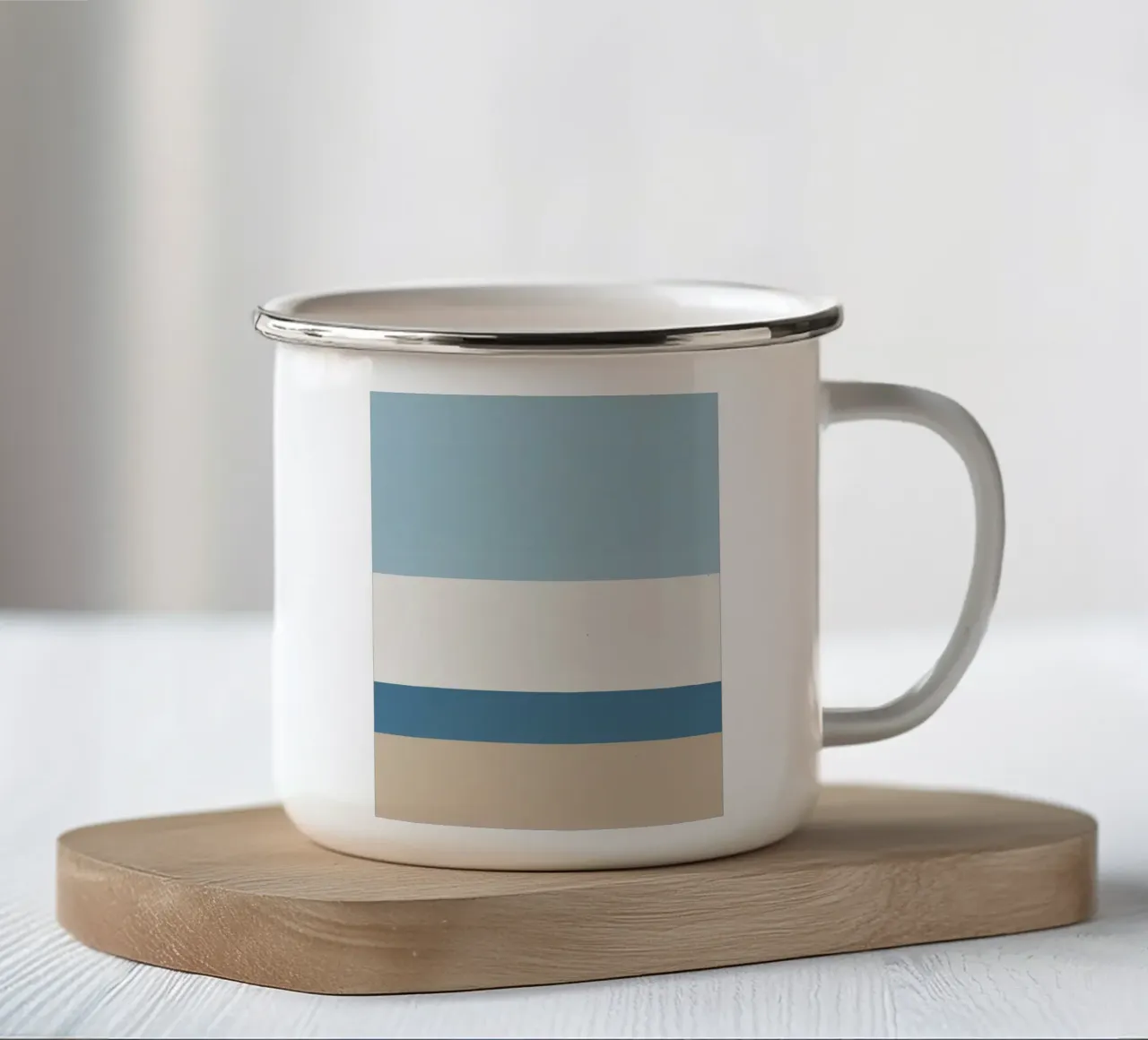 Semplice linea orizzontale che divide la composizione tazza in smalto da LIFESTYLE OBJECTS
