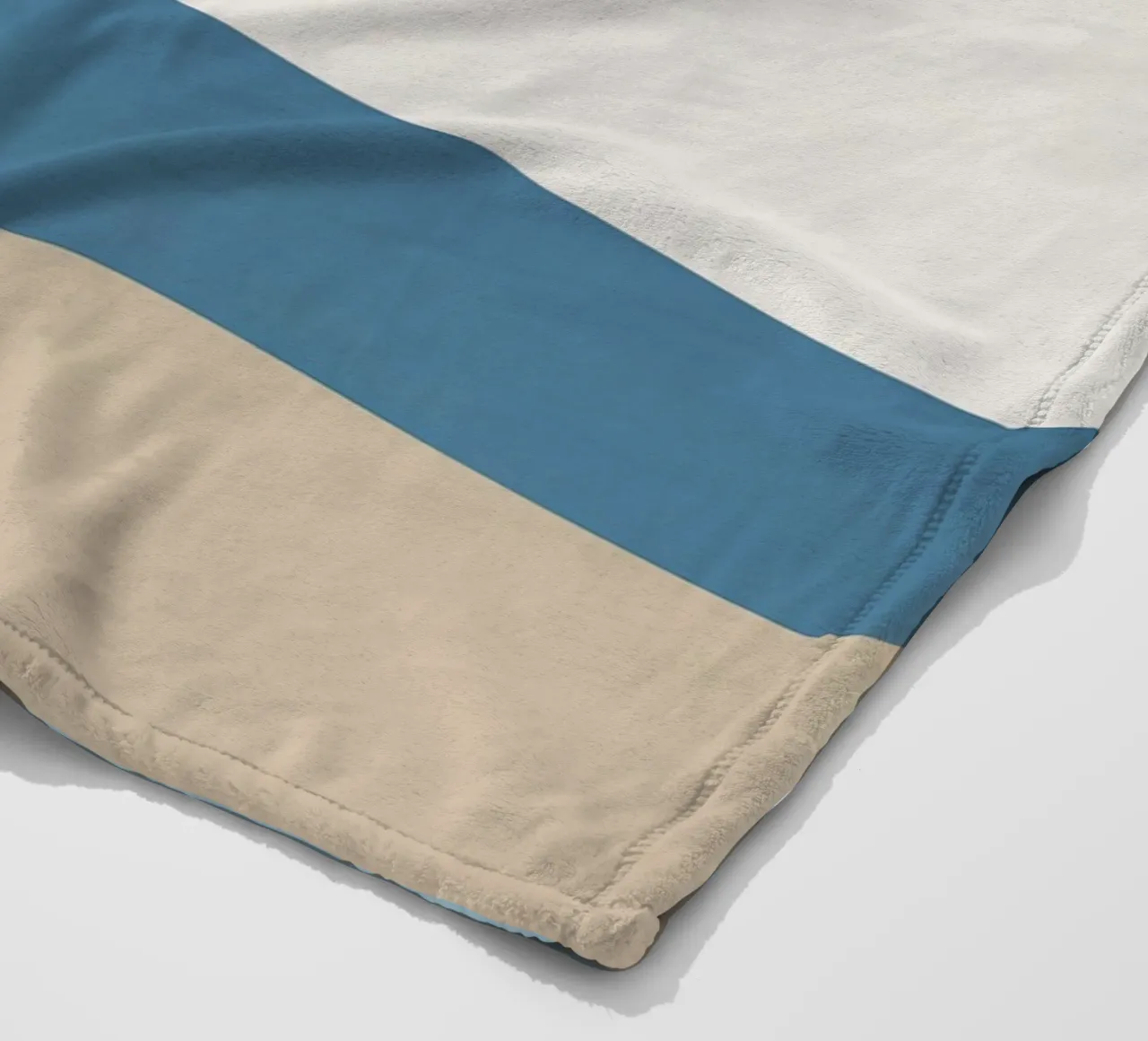 Semplice linea orizzontale che divide la composizione coperta in pile da LIFESTYLE OBJECTS