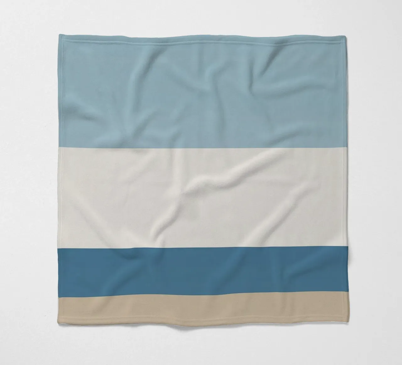 Semplice linea orizzontale che divide la composizione coperta in pile da LIFESTYLE OBJECTS